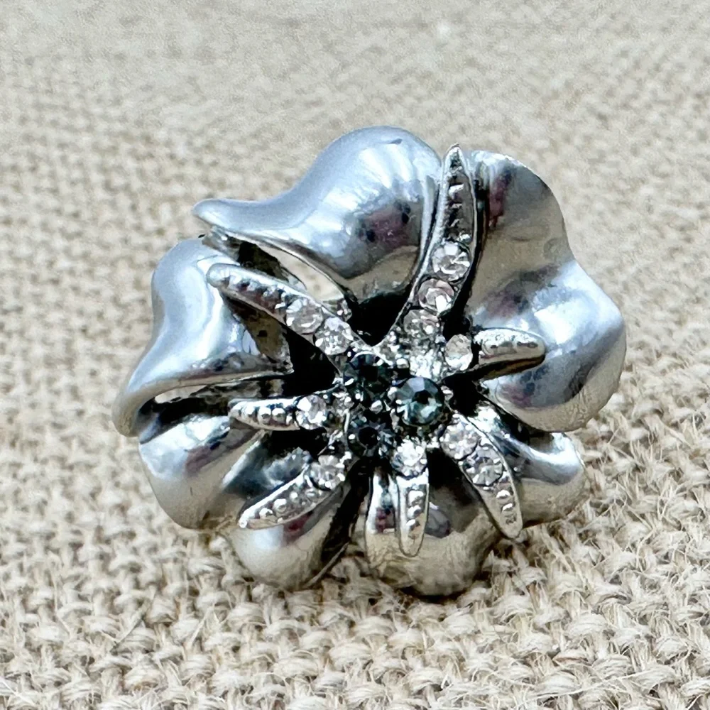 Abstract Flower Rhinestone Cocktail Stretch Ring - Picture 3 of 4
